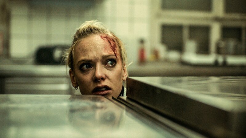 Maja Peters (Judith Neumann) versteckt sich vor dem Serienmörder. – Bild: MDR/​Wiedemann&Berg
