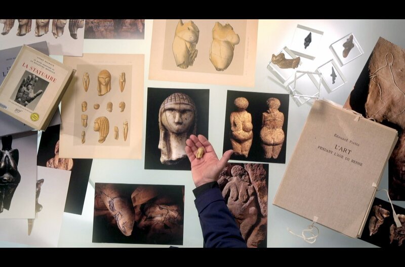 Das besonders Auffällige an der „Venus von Brassempouy“ ist ihre sehr geringe Größe: Die Skulptur misst lediglich 3,65 Zentimeter und ist aus Mammutelfenbein. – Bild: Les Films d’Ici /​ Les Films d’Ici