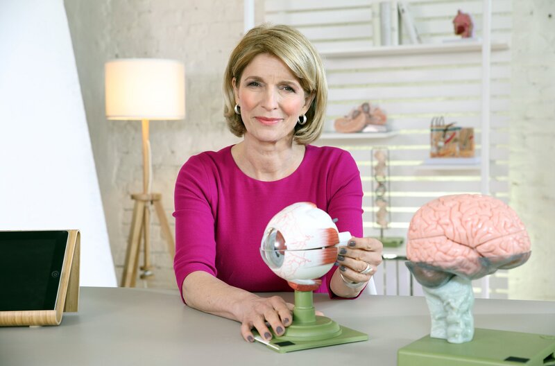 Einmal zu schnell aufgestanden oder den Kopf gestoßen und schon sind sie da: Flirrende Punkte vor den Augen. Warum man manchmal „Sternchen sieht“ und ob diese Lichtblitze gefährlich sind, weiß Susanne Holst – in „Wissen vor acht – Mensch“. – Bild: ARD/​Frank W. Hempel