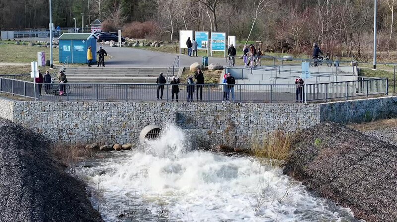 Aus dem einstigen Braunkohletagebau Cottbus-Nord entsteht Brandenburgs größter See. Die Flutung mit Spreewasser ist ein Landschaftswandel der Superlative. In diesem Jahr zeigt sich der Cottbuser Ostsee erstmals mit einer geschlossenen Wasserfläche. Nun beginnt das Ringen um die Nutzung des künftigen Naherholungsgebiets. – Flutung am Cottbuser Ostsee. – Bild: rbb/​Norman Gäbler /​ rbb Presse & Information