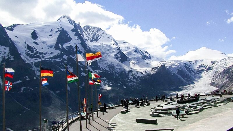 „Dem Himmel so nah – zwischen Karwendel und Dolomiten“, Zwischen dem Karwendel und den Dolomiten zeigt sich Tirol von seiner vielleicht beeindruckendsten Seite: Weite Täler, schneebedeckte Gipfel, blanke Seen und blühende Bergwiesen. Hier hat die Natur eine Landschaft von bezaubernder Schönheit geschaffen – eine Schönheit, in die sich die Menschen mit traditionellen Bauernhöfen und lebendigem Brauchtum organisch eingefügt haben. Regisseur Gerhard Amm bereist diesen Flecken Österreich und zeigt, wie er den Menschen hier seit Generationen zur Heimat geworden ist. – Bild: ORF/​ORF III/​Gerhard Amm