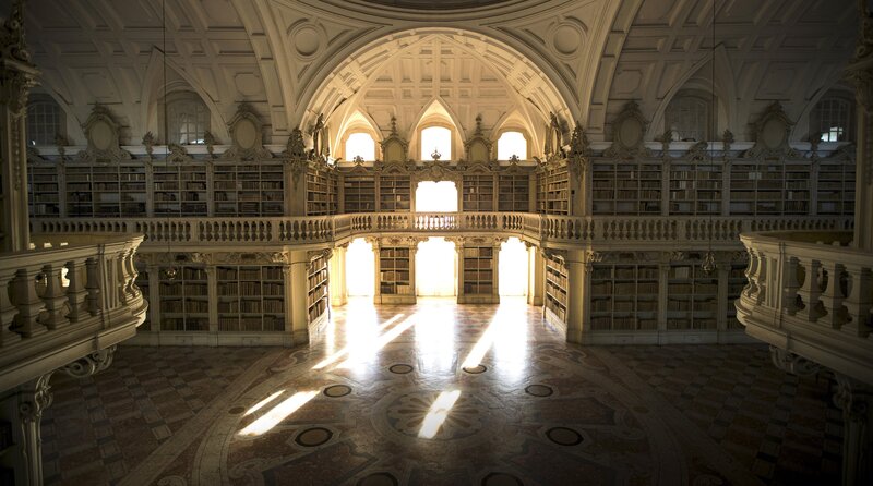 Die Palastbibliothek von Mafra enthält das gesammelte Wissen vieler Jahrhunderte in über 35.000 Bänden. – Bild: WDR/​Light & Shadow GmbH