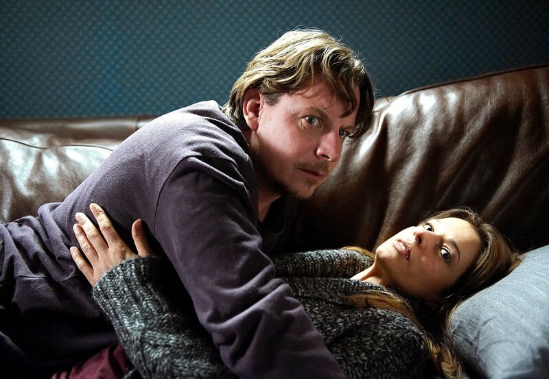 Barbarotti ist mit seiner Freundin Marianne zusammen, als die beiden ein merkwürdiges Geräusch hören. – Bild: ARD Degeto/​Trebitsch Entertainment/​S. Hoever