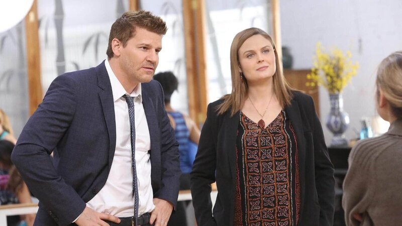 Als sich herausstellt, dass das Opfer ein Yogastudio betrieben hat, befragen Booth (David Boreanaz) und Brennan (Emily Deschanel) die Mitarbeiter. – Bild: TVNOW /​ FOX