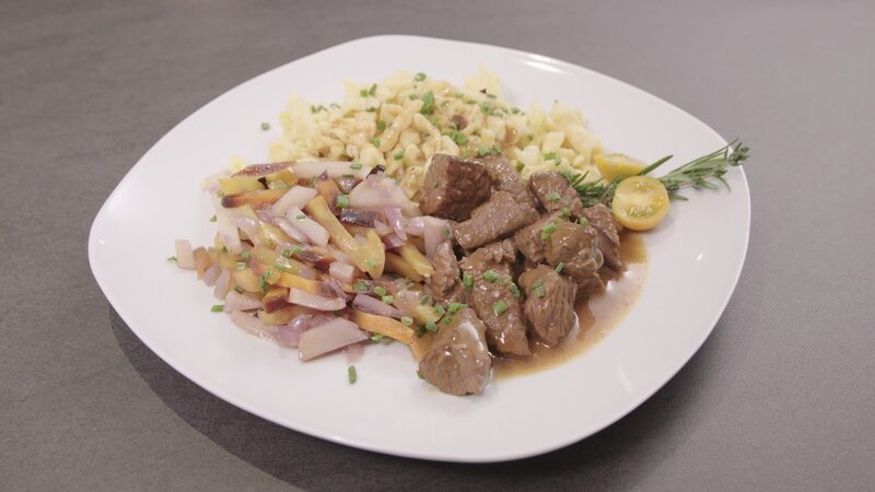 Hauptgericht bei Lea Martin auf der Straußenfarm Beutenmühle in Owingen am Bodensee (SWR). – Bild: BR, WDR