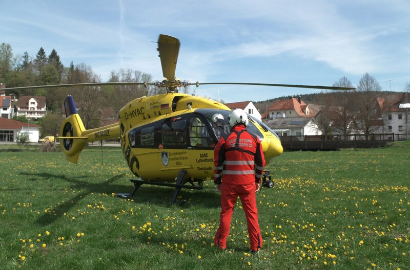 Rettungshubschrauber Christoph 22 während eines Einsatzes kurz vor dem Start. – Bild: SWR