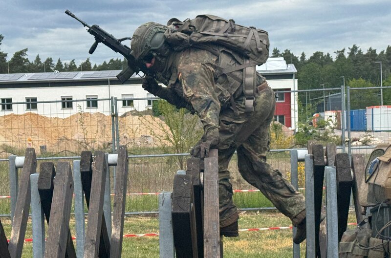 Soldaten bei der Ausbildung im Gefechtsübungszentrum Heer in Gardelegen. – Bild: MDR/​Rozhyar Zolfaghari