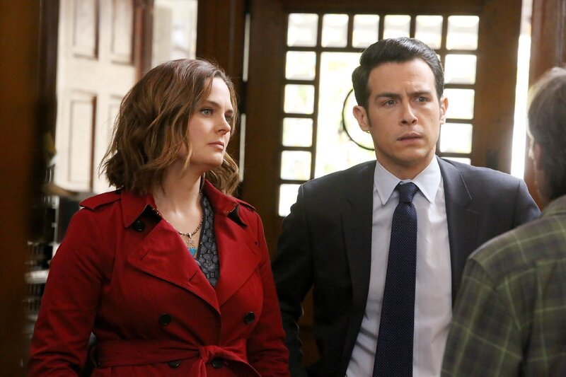 Brennan (Emily Deschanel) und Aubrey (John Boyd) befragen den Heimleiter und weitere Bewohner des Rehabilitationszentrums, in dem das Opfer nach der Entlassung aus dem Gefängnis lebte. Die Verwendung des sendungsbezogenen Materials ist nur mit dem Hinweis und Verlinkung auf TVNOW gestattet. – Bild: TVNOW /​ FOX