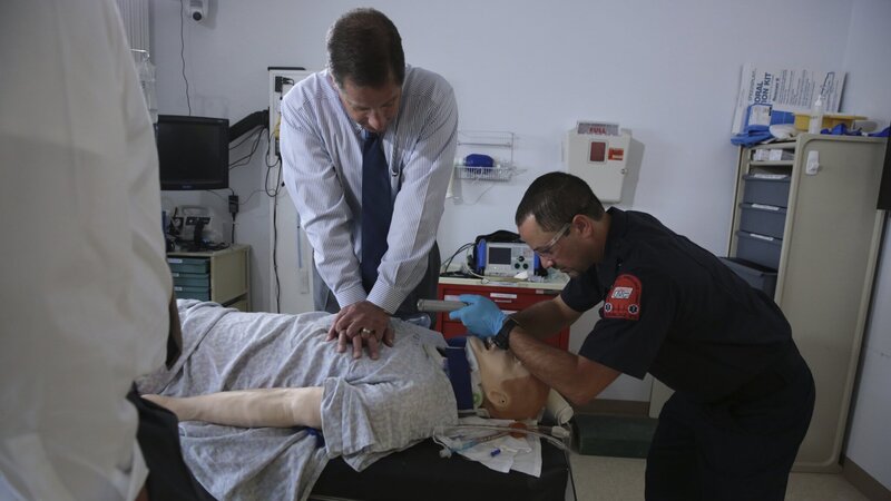 Stan Goettel and his assistant demonstrate resuscitation on a dummy. – Bild: TLC