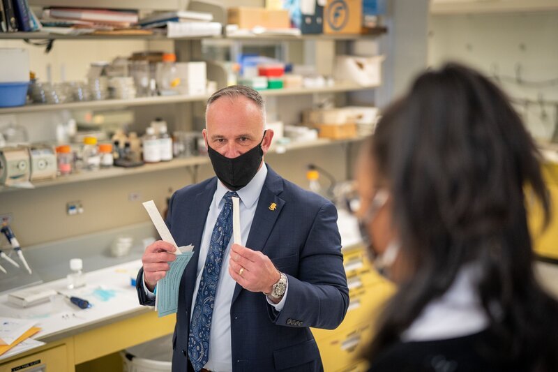 Dr. Ashlyn Kuersten hat in Zusammenarbeit mit der Michigan State Police ein neues Cold Case Program in Haenicke Hall ins Leben gerufen. – Bild: abacus /​ Peninsula Television 2023 /​ Crime + Investigation