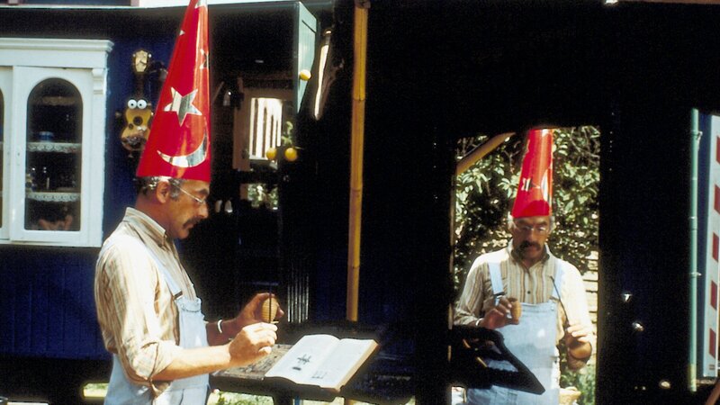 Peter Lustig als Zauberlehrling. – Bild: ZDF und Studio-TV