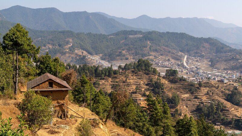 Ein großer Teil der nepalesischen Bevölkerung lebt von der Landwirtschaft. Kleine Bauerndörfer verteilen sich auf den Berghängen. – Bild: ZDF und Jonas Geisler