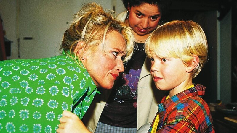 Rita (Gaby Köster, li.) versucht Markus (Marius Theobald) zu trösten. Alle lachen ihn wegen seiner Zahnklammer aus. Gisi (Franziska Traub) ist fasziniert von Ritas „Streicheleinheiten“. – Bild: MG RTL D /​ Martin Lässig