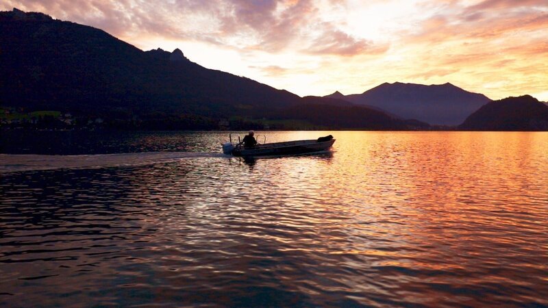 Sonnenuntergang am Wolfgangsee. – Bild: ZDF und ORF/​Cinevision