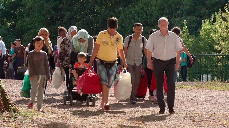 2015 sind 900.000 Menschen nach Deutschland gekommen – Bild: MDR/​Hoferichter & Jacobs