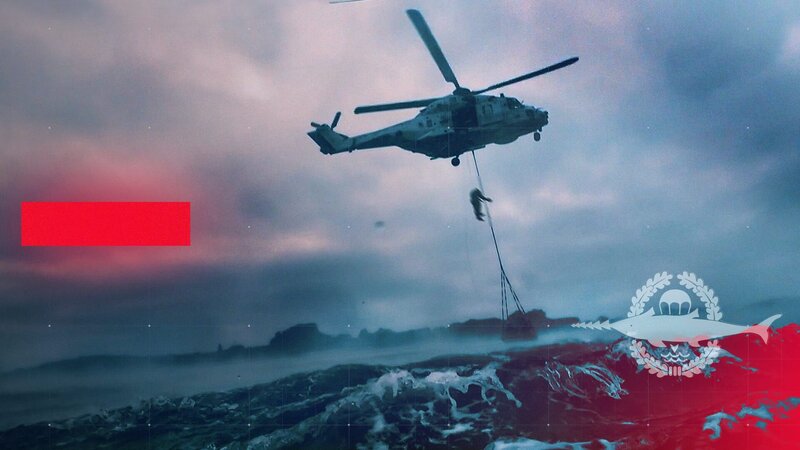 Ein Kampfschwimmer wird bei einer Einsatz-Übung aus der Ostsee in Hubschrauber hochgezogen. – Bild: ZDF