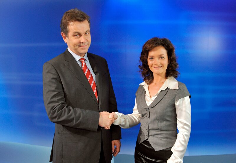 Wahlkampffinale um das Bürgermeisteramt: Georg Plattner (Stefan Fleming) und Andrea Plattner (Katharina Stemberger) Im Studio bei der entscheidenden Fernsehdiskussion. – Bild: ARD/​ARD/​ORF/​Hubert Mican