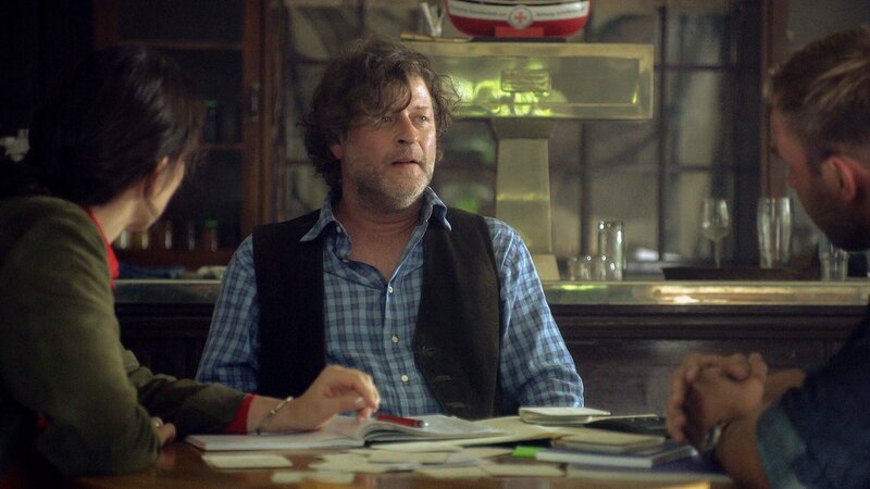 Besitzer des Gülle-Ackers ist der Wirt Sven Schröder (Holger Kraft, M.). Ist er in Böckmanns Praktiken eingeweiht? Offenbar hat Schröder auch noch ein Auge auf Lutters Lebensgefährtin Julia Marks geworfen. Dadurch hätte er gleich zwei Motive, Lutter etwas anzutun. Können die Kommissare ihm die Tat schließlich nachweisen? Karoline Joost (Nike Fuhrmann, l.) und Lars Pöhlmann (Dominic Boeer, r.) ermitteln. – Bild: ZDF und Marc Meyerbroeker