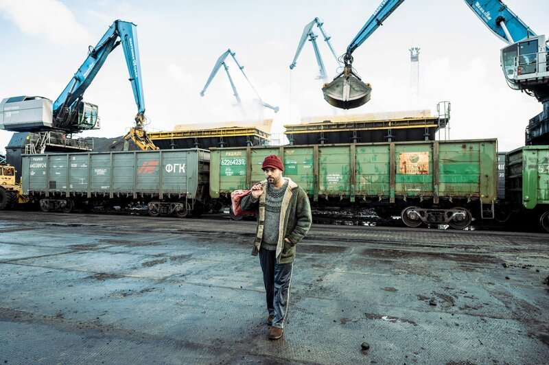 Ciro (Marco D’Amore) gelingt die Flucht aus Lettland. – Bild: ORF/​Beta Film/​Marco Ghidelli