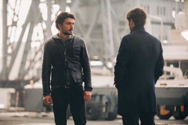 Lorenzo (Giacomo Giorgio, l.) und Luca (Lino Guanciale, r.) begegnen sich zufällig auf der Werft. Was verbindet die beiden? – Bild: ZDF und Matheus Bertoni