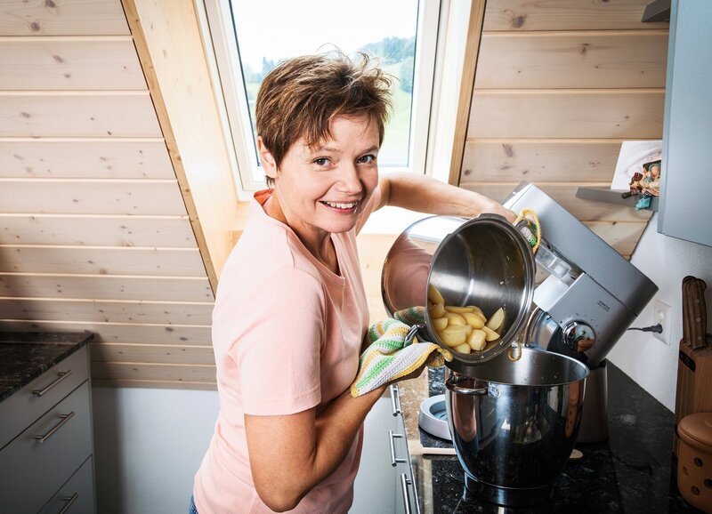 SRF bi de Lüt Landfrauenküche – Brigitte Wegmüller, Bigenthal BE Folge 1 Brigitte Wegmüller – Bild: SRF/​Ueli Christoffel