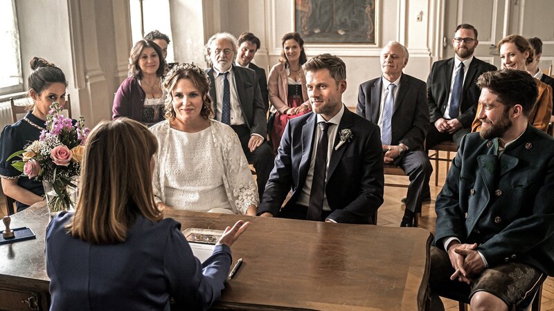 Lena Lorenz (Judith Hoersch) und Quirin Pankofer (Jens Atzorn) geben sich vor der Standesbeamtin Corinna Blume (Gabrielle Odinis) in Himmelsruh das Jawort. – Bild: ZDF