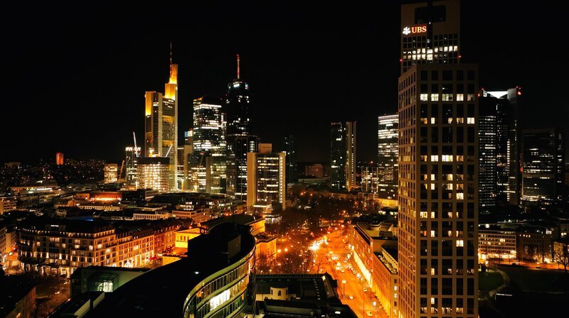 Ein Lichtermeer: Frankfurt leuchtet bei Nacht. – Bild: WDR/​2Pilots