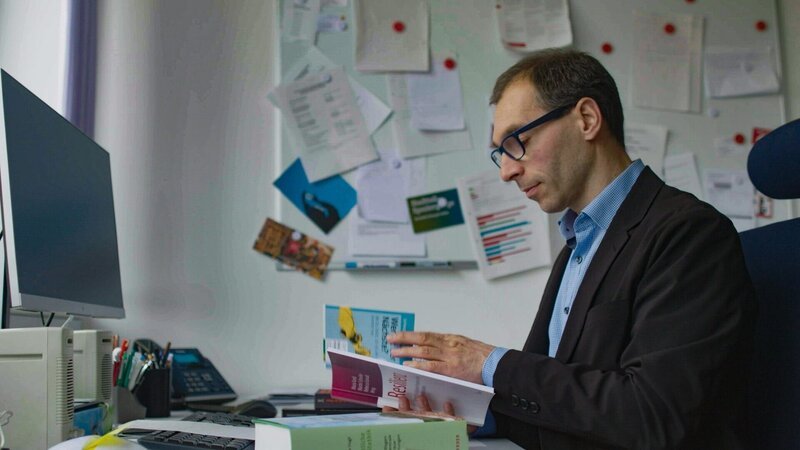 Jochen Ostheimer (Wissenschaftler der Theologie, Philosophie und Sozialpädagogik, Uni Graz). – Bild: ORF/​Metafilm GmbH