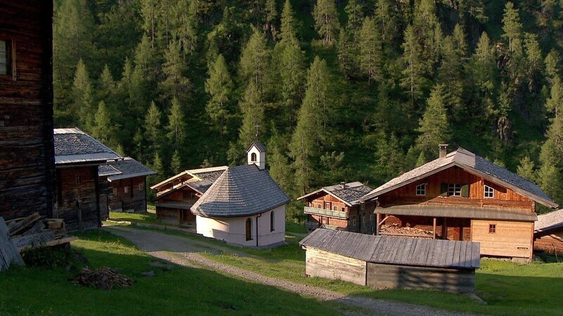 Die Oberstalleralm im Osttiroler Villgratental liegt auf 1860 Metern Höhe und ist seit Generationen eine Gemeinschaftsalm. – Bild: ORF/Telepool/BR Die Oberstalleralm im Osttiroler Villgratental liegt auf 1860 Metern Höhe und ist seit Generationen eine Gemeinschaftsalm. – Bild: ORF/Telepool/BR