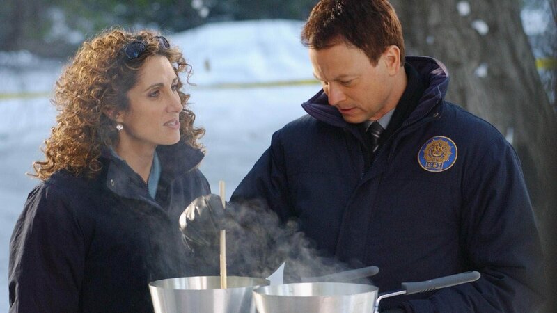 Mit erhitztem Schwefelgranulat gießen die Detectives Taylor (Gary Sinise) und Bonasera (Melina Kanakaredes) die Abdrücke aus. Wer der Mörder auch ist, seinen Schuhabdruck haben sie schon mal. – Bild: VOX /​ Alliance Atlantis /​ CBS
