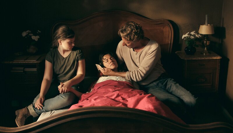 Lore (Judith Sehrbrock, Mitte) ist in ihren Erinnerungen gefangen, Richard (Michael von Au) und Tami (Toni Fahrenholz) stehen ihr bei. – Bild: WDR/​WDR/​Andrea Hansen