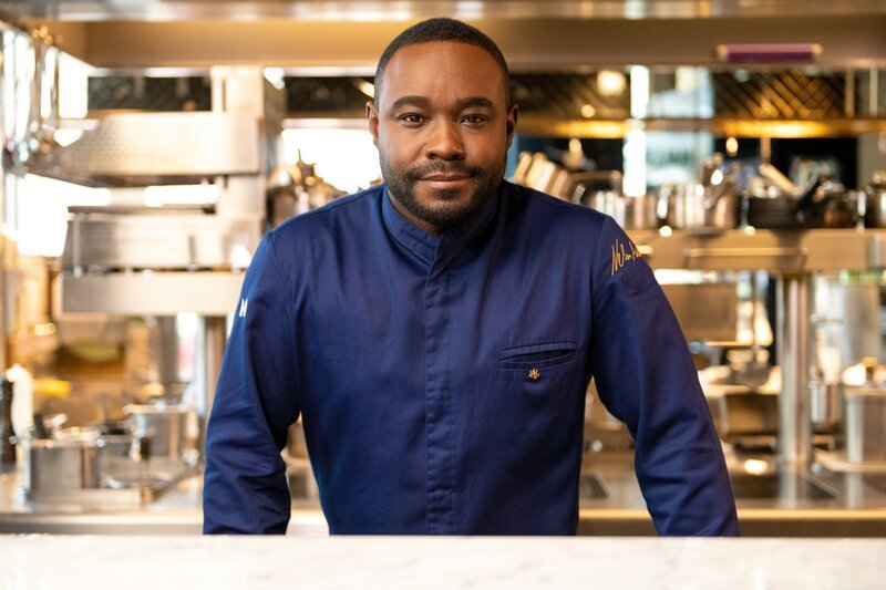 Sternekoch Nelson Müller führt durch den Dschungel der Ernährungs-Tipps: Er zeigt, welche Öle wozu gut und gesund sind. Und bei welchen Produkten der Lebensmittelindustrie Vorsicht angesagt ist. – Bild: ORF/​ZDF/​Lars Doering