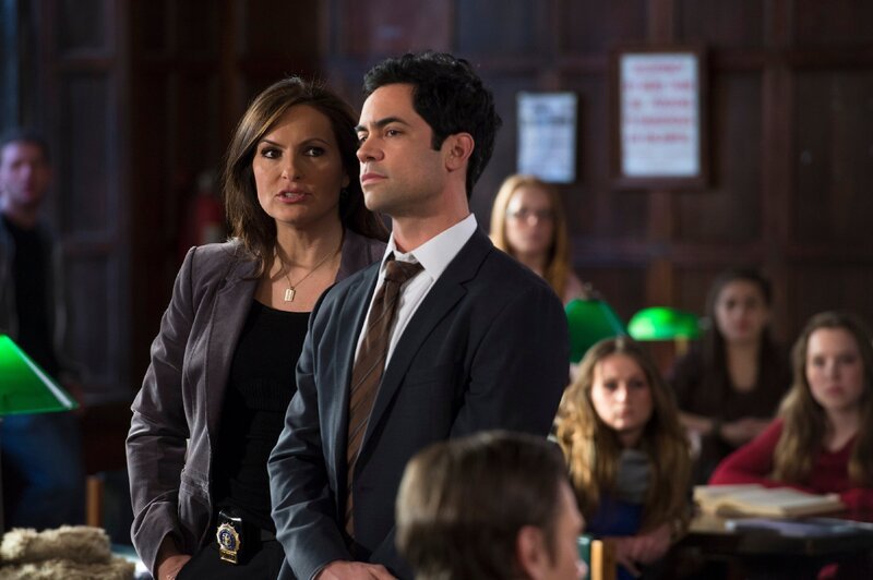 Olivia Benson (Mariska Hargitay) und Nick Amaro (Danny Pino) ermitteln an einer Universität: Ein Mädchen wurde auf einer Verbindungsfeier vergewaltigt. – Bild: Nitro