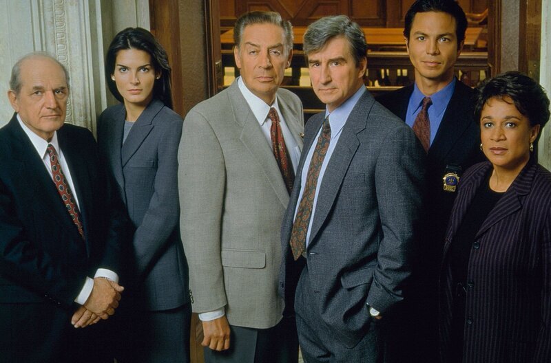 (v.li.) Bezirksstaatsanwalt Adam Schiff (Steven Hill), Bezirksstaatsanwältin Abbie Carmichael (Angie Harmon), Detective Lennie Briscoe (Jerry Orbach), Oberstaatsanwalt John ‚Jack‘ McCoy (Sam Waterston), Detective Reynaldo ‚Rey‘ Curtis (Benjamin Bratt) und Lieutenant Anita Van Buren (S. Epatha Merkerson) sind im täglichen Kampf gegen das Verbrechen unterwegs. – Bild: Mediengruppe RTL