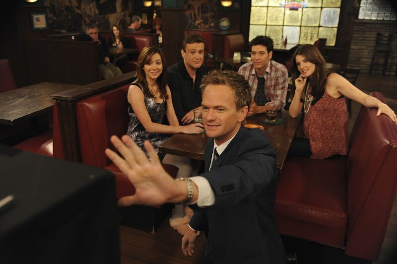 Ein Abend unter guten Freunden: Ted (Josh Radnor, 2.v.r.), Marshall (Jason Segel, 2.v.l.), Barney (Neil Patrick Harris, M.), Lily (Alyson Hannigan, l.) und Robin (Cobie Smulders, r.) … – Bild: 20th Century Fox International Television Lizenzbild frei