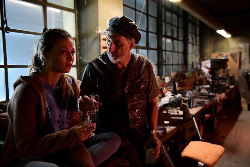 Celine Papst (Lena Meckel) und Oliver Papst (Rufus Beck) in „München Mord“ Atelier Papst /​ obere Etage. – Bild: ZDF Enterprises GmbH /​ Jürgen Olczyk