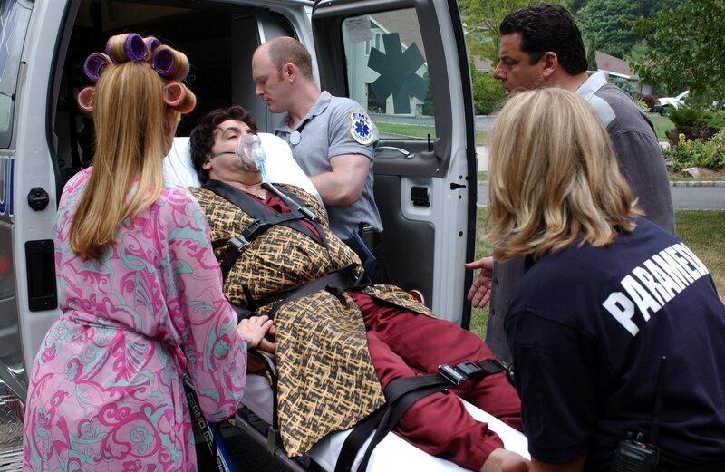 Am Druck zerbrochen: Maureen Van Zandt als Gabriella Dante, Steve Van Zandt als Silvio Dante (liegend), Steve Schirripa als Bobby «Bacala» Baccalieri (ganz r.) – Bild: HBO /​ Die Verwendung ist nur bei redaktioneller Berichterstattung im Rahmen einer Programmankündigung ab 2 Monate vor der ersten Auss /​ © [current year] Home Box Office, Inc. All rights reserved. HBO® and all related programs are the  …