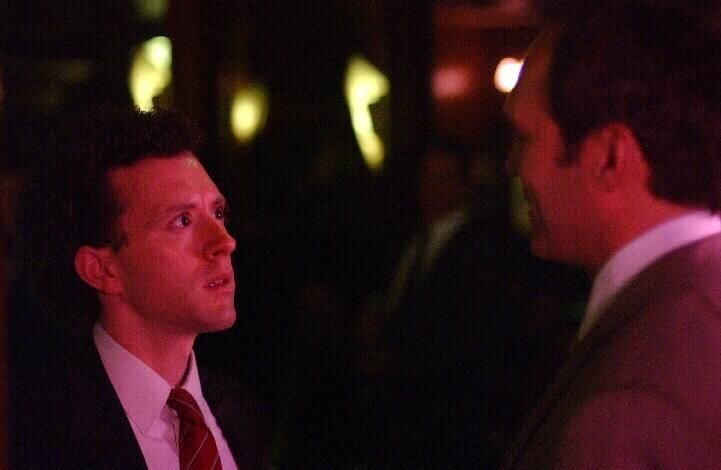 Hat Kip (TJ Thyne, l.) ein persönliches Problem mit dem Börsenmakler Charles (William Bumiller, r.)? – Bild: Warner Bros. Television