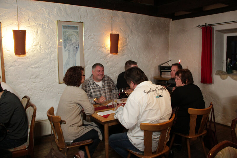 Die „Zehntscheune“ im baden-württembergischen Wössingen kann von Inhaberin Barbara kaum noch gehalten werden – sie steht kurz vor dem Offenbarungseid. Kann das Lokal mit Frank Rosins Hilfe einen neuen Aufschwung erleben? Die Testesser entscheiden … – Bild: Kabel Eins