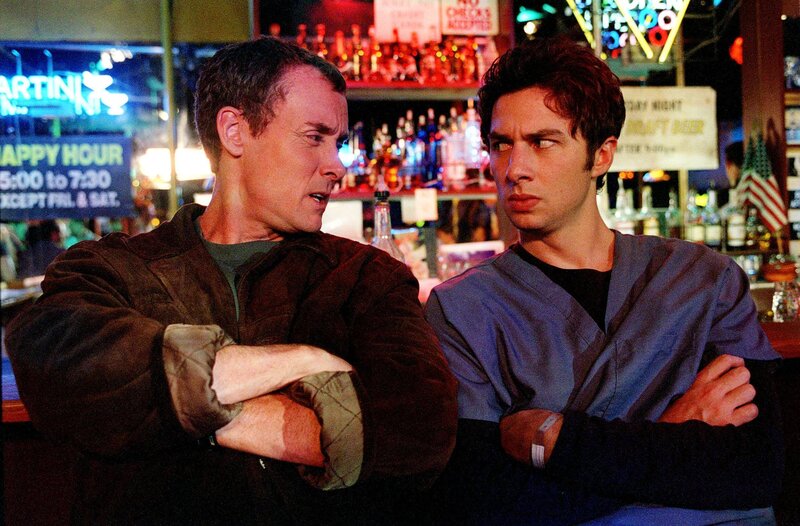 „Scrubs – Die Anfänger“, „Mein freier Tag.“ J.D. hat einen freien Tag. Die Gelegenheit will er nützen, um sich ausgiebig zu amüsieren. Er besucht eine Party, auf der er die sympathische Jennifer kennen lernt. Gerade als er zum Angriff übergehen will, macht ihm eine Blinddarmentzündung einen Strich durch die Rechnung. J.D. wird ins Krankenhaus gebracht, wo er ausgerechnet von Turk operiert werden soll. Dieser Gedanke behagt J.D. gar nicht.Im Bild (v.li.): John C. McGinley (Dr. Perry Cox), Zach Braff (John ‚J.D.‘ Dorian). – Bild: ORF/​-. Andere Verwendung