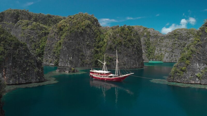 Taucher erkunden das Meer um Raja Ampat meist von Booten aus, da viele Inseln unbewohnbar sind. – Bild: phoenix/​ZDF/​ZONA MIXTA SL