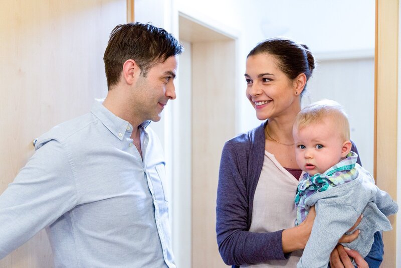 Vera (Susan Hoecke, r.) und Hansen (Beat Marti, l.) genießen ihr Familienglück. – Bild: ORF/​ONE GATE/​ARD/​Georges Pauly