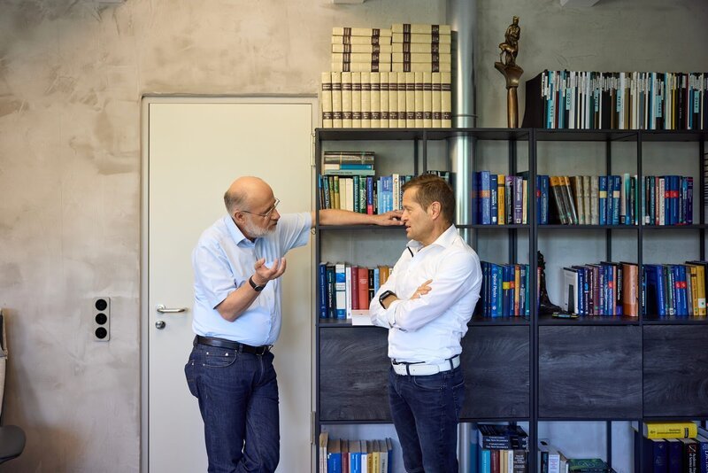 Harald Lesch (l.) bespricht mit dem Nobelpreisträger Ferenc Krausz (r.), wohin uns die Quantenforschung noch führen wird. Sie eröffnet uns eine neue Welt, jenseits unserer Vorstellungskraft. – Bild: ZDF