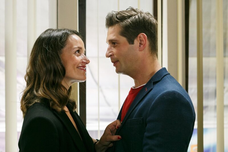 Deniz (Igor Dolgatschew) ist froh, als Jenny (Kaja Schmidt-Tychsen) auf seinen Wunsch nach Versöhnung eingeht. Doch es fällt ihm sehr schwer, ein so großes Geheimnis vor ihr zu haben … – Bild: RTL Deutschland