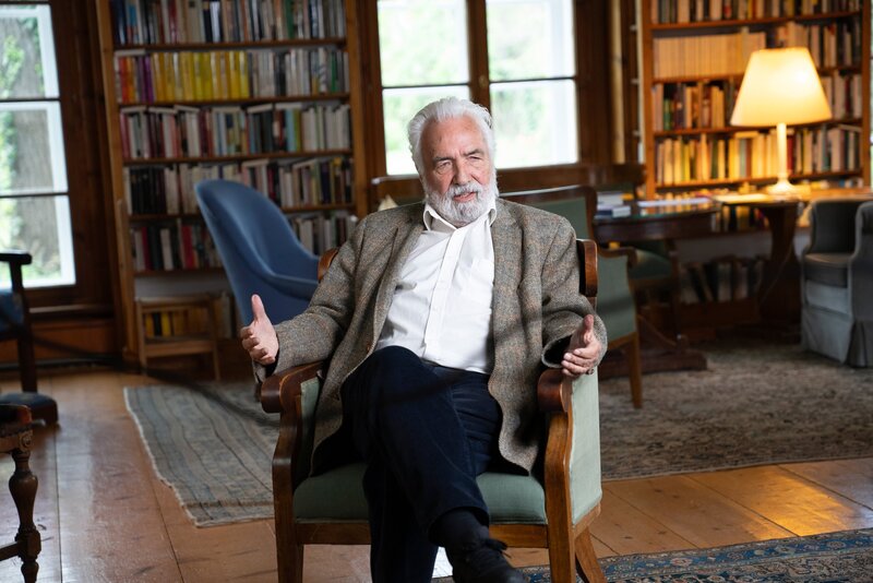 Gerald Szyszkowitz im Interview bei ihm zu Hause. – Bild: ORF/​Neulandfilm/​Matthias Horngacher