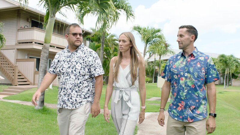 Home buyers Peggy Karwiel, Ryan Karwiel & realtor Dean Matsui walking to the Mikohu St house as seen on Hawaii Hunters (Action) – Bild: Warner Bros. Discovery