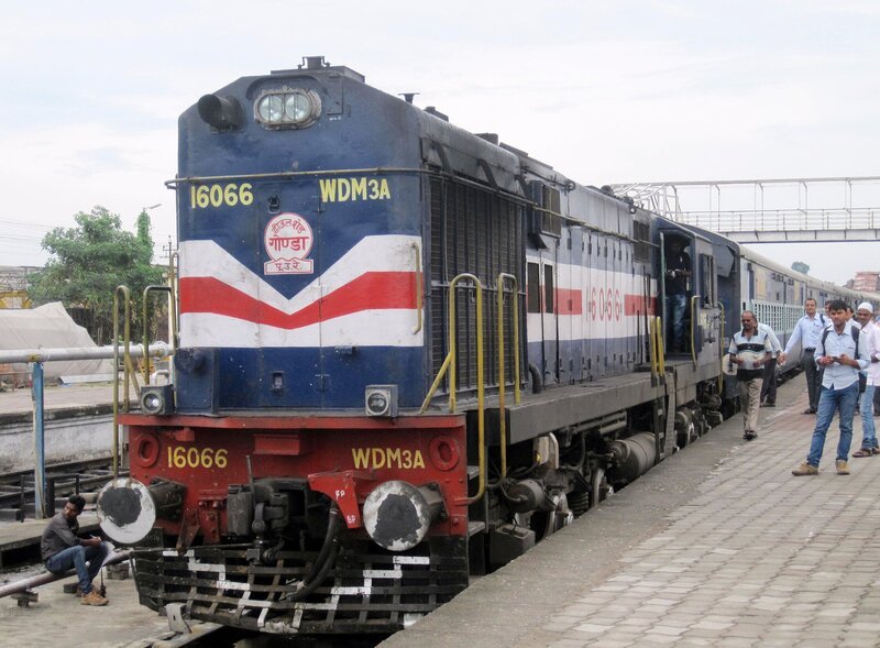 Die typische Alcolok am längsten Bahnsteig der Welt in Gorakhpur. – Bild: SWR/​Susanne Mayer-Hagmann