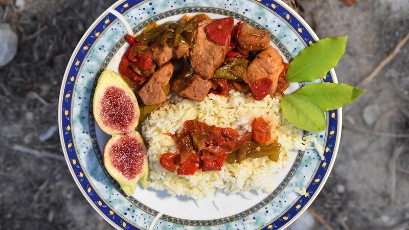 Zu Tisch Euböa – Griechenland Schweinefleisch mit Feigen – Bild: SRF/​Berlin Producers Media/​André Zschocke