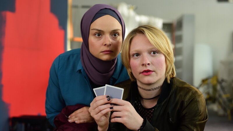 Britta (Pauline Großmann, r.) spielt mit den Jungs eine Runde Poker. Ayla (Via Jikeli, l.) ist sofort fasziniert von dem Spiel. – Bild: ZDF