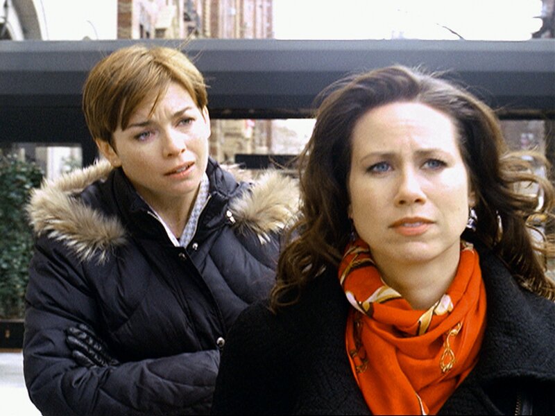Detective Wheeler (Julianne Nicholson, l.) befragt Rebecca Slater (Miriam Shor): Weiß die Journalistin wer ihren Kollegen vergiftet hat? – Bild: Honorarfreie Veröffentlichung nur im Zusammenhang mit VOX und dieser Sendung und bei Namensnennung.